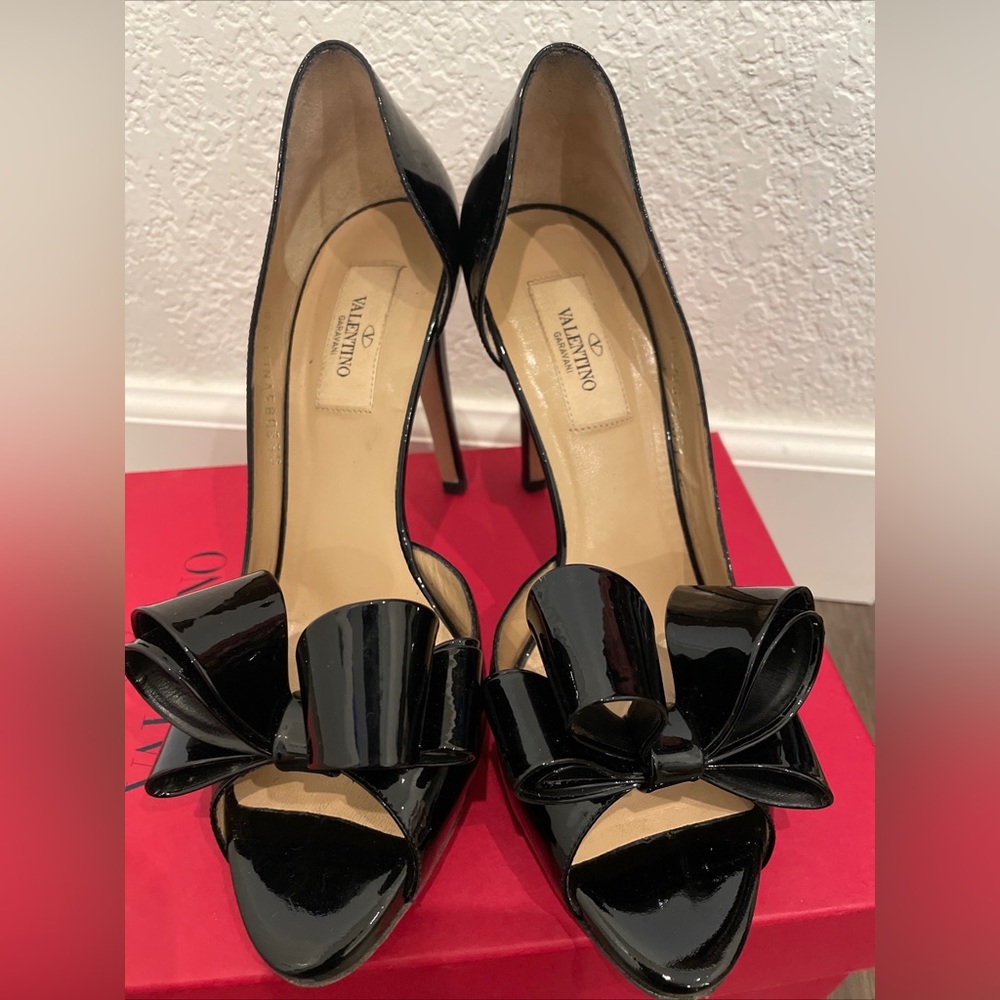 valentino patent leather bow pumps